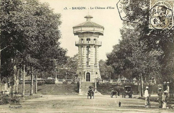 Tháp nước đầu tiên do người Pháp xây dựng ở vị trí hồ Con Rùa hiện nay - Ảnh postcard thời Pháp