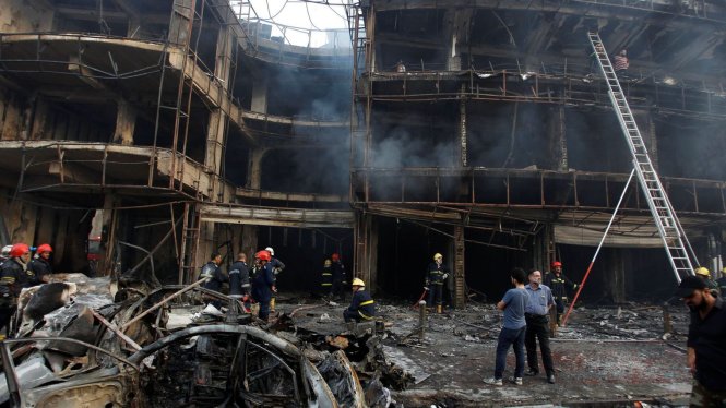 Khu dân cư sầm uất Karrada tan hoang sau vụ nổ bom xe - Ảnh: AFP