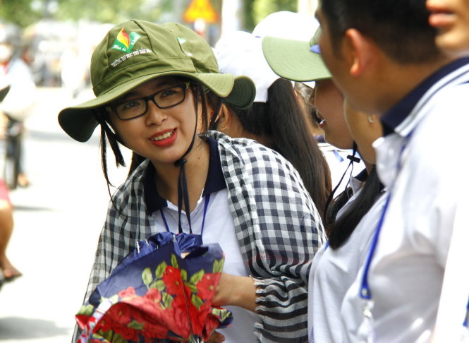 Sinh viên Kim Anh, đội tình nguyện tại trường ĐH Thủ Dầu Một (Bình Dương) trong đợt thi THPT quốc gia 2016 tại Bình Dương - Ảnh: XUÂN AN
