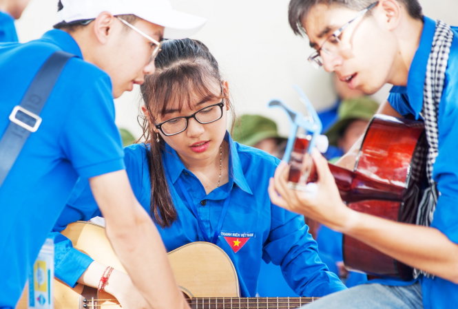 Bạn Lê Thùy Linh - Sinh viên khoa Ngoại ngữ, Trường ĐH Vinh đánh đàn thư giãn trong thời gian chờ các thí sinh làm bài - Ảnh: DOÃN HÒA