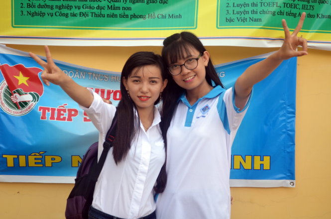 Thí sinh Võ Thị Ngọc Như chụp ảnh lưu niệm với chị tình nguyện viên Huỳnh Thị Kim Thắm - Ảnh: MINH TÂM