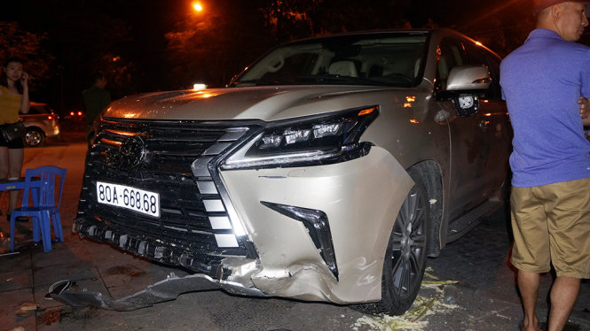 Chiếc xe ô tô Lexus 570 mang biển kiểm soát 80A-668.68 gây ra vụ tai nạn giao thông đêm 3-7 - Ảnh người TP Thanh Hóa dân cung cấp.