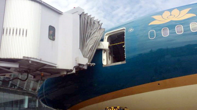 Cửa máy bay Boeing 787-9 của VNA bị hỏng sau khi va ống lồng sáng 4-7 - Ảnh: Duy Hoàng