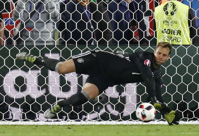 Thủ thành Manuel Neuer cản phá thành công một quả sút ở loạt “đấu súng” cân não, giúp Đức giành vé vào bán kết - Ảnh: Reuters