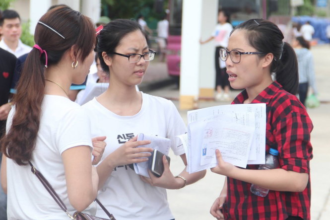 Nhóm thí sinh dò kết quả sau môn thi sinh tại điểm thi ĐH Hạ Long, TP Uông Bí - Ảnh: ĐỨC HIẾU
