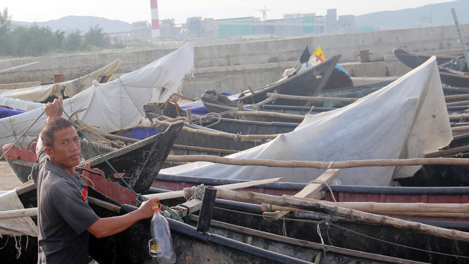 Nhà máy Formosa xả thải khiến cho cá chết hoàng loạt, thuyền bè ngư dân thị xã Kỳ Anh, tỉnh Hà Tĩnh nằm bờ - Ảnh: VĂN ĐỊNH