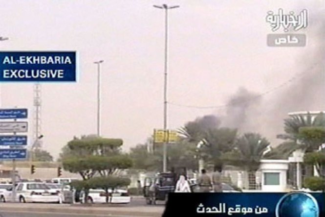 Khói bốc lên từ lãnh sự quán Mỹ ở Jeddah trong vụ tấn công năm 2004 - Ảnh: AFP