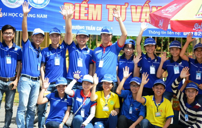 Nhóm sinh viên tình nguyện trường ĐH Quảng Nam tranh thủ 