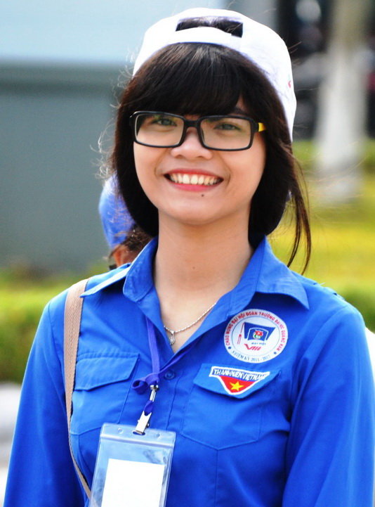 Nụ cười tỏa nắng của một nữ sinh viên tình nguyện trường ĐH Quảng Nam - Ảnh: LÊ TRUNG