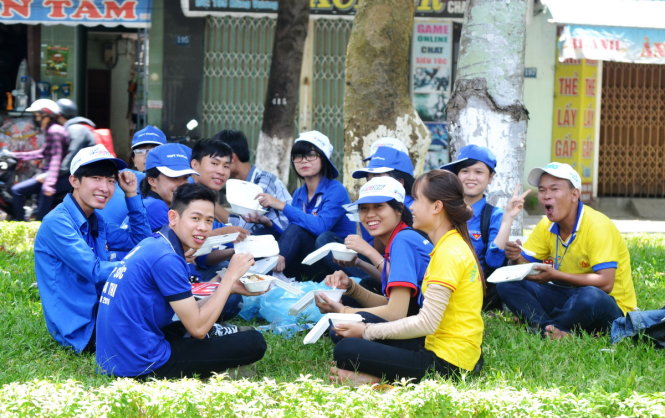 Bữa trưa vui vẻ của một nhóm sinh viên tình nguyện ở Quảng Nam - Ảnh: LÊ TRUNG