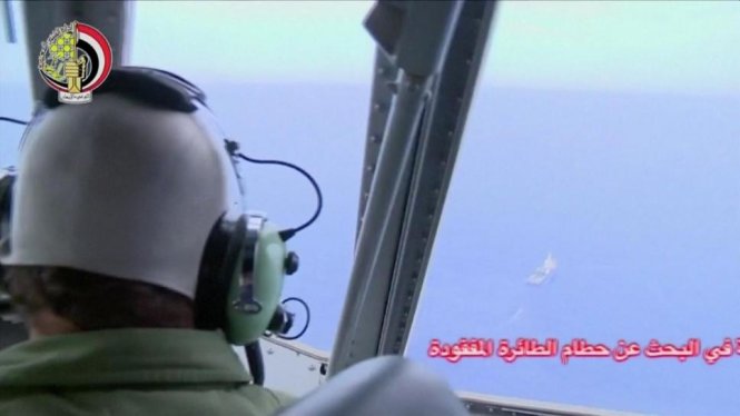 Một phi công đang tham gia tìm kiếm tại Địa Trung Hải - Ảnh: Reuters