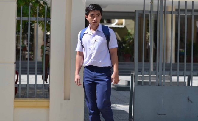 Thí sinh Lê Huỳnh Việt, người ra khỏi phòng thi đầu tiên tại điểm thi Trường THPT Trần Phú - Ảnh: TẤN LỰC