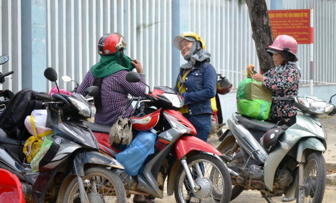 Các bà mẹ sắp xếp hành lý chờ con thi xong để về quê - Ảnh: LÊ TRUNG