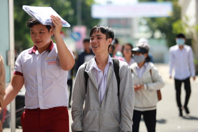 Những thí sinh đầu tiên ra khỏi phòng thi môn Lịch sử tại trường ĐH Nha Trang (Khánh Hoà) - Ảnh: TIẾN THÀNH