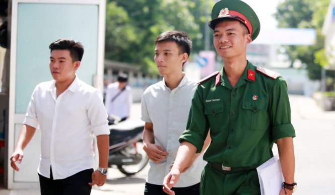 Những thí sinh đầu tiên ra khỏi phòng thi môn Lịch sử tại trường ĐH Nha Trang (Khánh Hoà) - Ảnh: TIẾN THÀNH