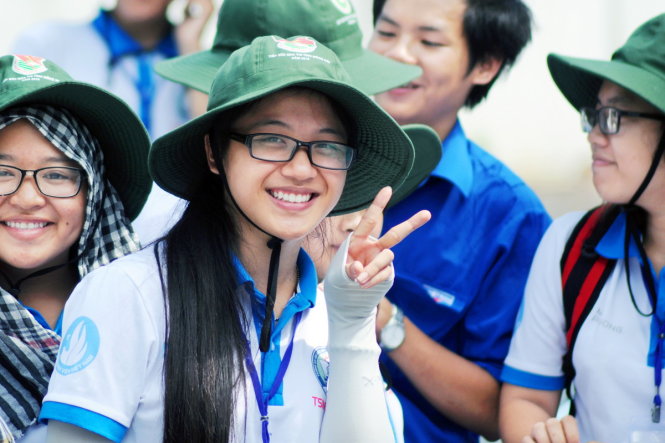 Sinh viên tình nguyện tại điểm thi Trường THPT Trấn Biên (TP Biên Hòa, Đồng Nai) cười tươi tạo dáng cùng bạn bè - Ảnh: A LỘC