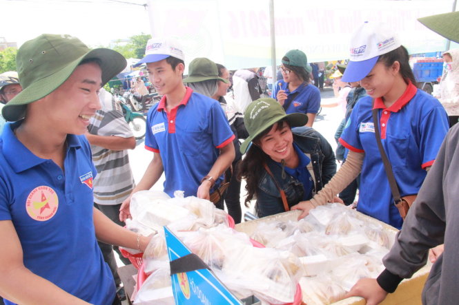 Bê thùng cơm nặng quá nên... cười - Ảnh: TRẦN MAI