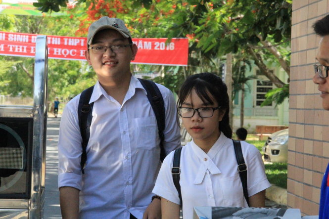 Nhiều thí sinh thi sử tại Đà Nẵng ra sớm khi vừa hết 2/3 thời gian thi - Ảnh: TRƯỜNG TRUNG