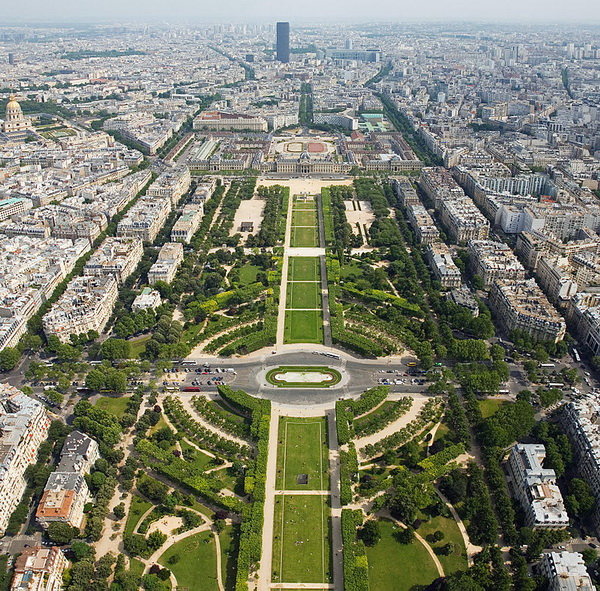 Champ-de-Mars nhìn từ tháp Eiffel - Ảnh: Wikipedia