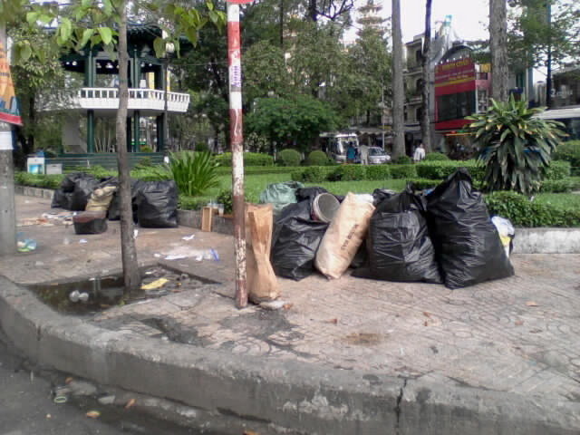 Công viên Hòa Bình hôi thối, nhếch nhác vì những bao rác như thế này - Ảnh: NGUYỄN ĐƯỚC
