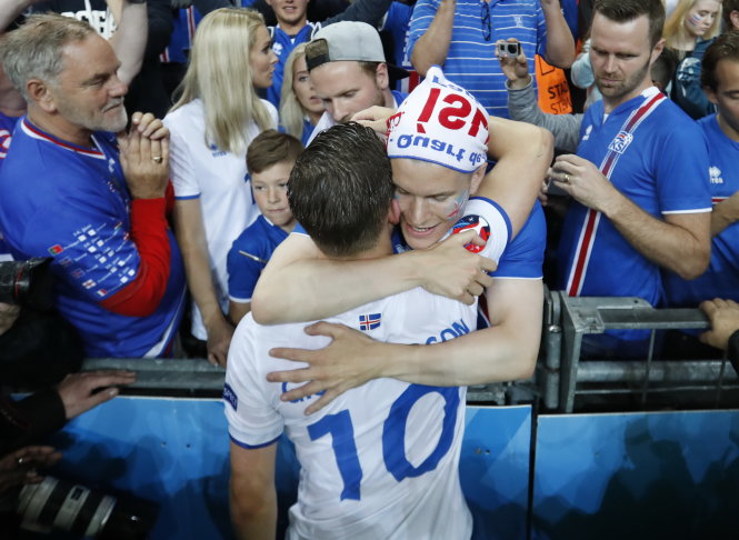 Một CĐV Iceland ôm chia sẻ với tiền vệ Gylfi Sigurdsson (10), sau trận tứ kết Iceland thua Pháp 2-5 rạng sáng 4-7 (giờ VN) - Ảnh: Reuters
