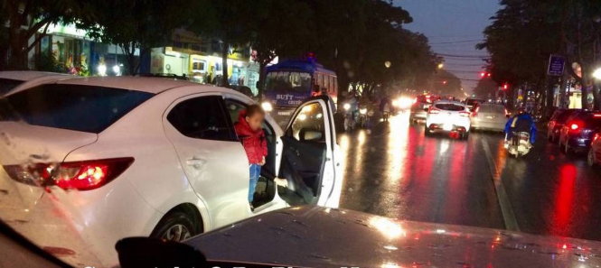 Hình ảnh cho bé đứng trên ôtô tè bậy giữa đường - Ảnh: otofun