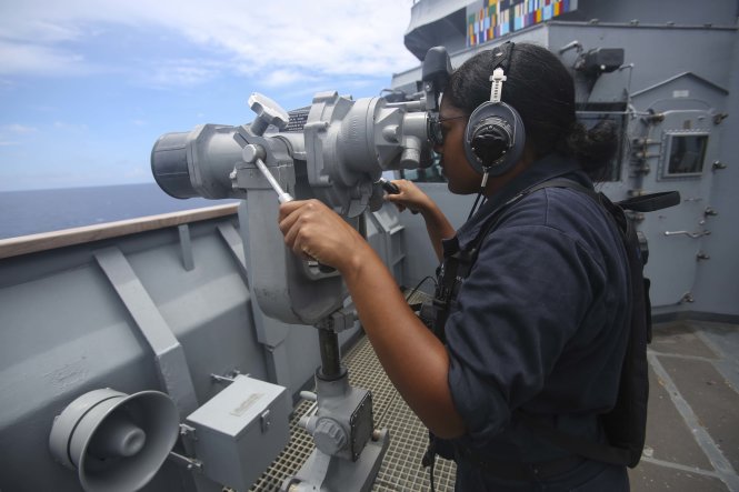 Thủy thủ trên tàu đổ bộ USS Ashland của Mỹ quan sát trong chuyến di chuyển tại Biển Đông đầu tháng 7-2016. Phía Mỹ khẳng định chuyến đi nhằm đảm bảo tự do hàng hải - Ảnh: US Navy