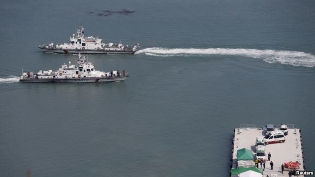 Một tàu cảnh sát biển Hàn Quốc cập bến ở Jindo, hòn đảo lớn thứ 3 của Hàn Quốc - Ảnh: Reuters