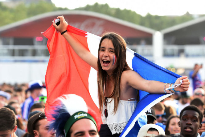 CĐV Pháp vui mừng khi chứng kiến đội bóng con cưng thắng đậm Iceland 5-2 - Ảnh: AFP