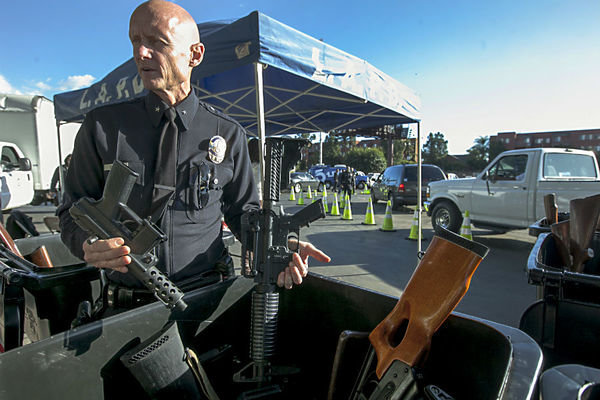 California tiếp tục có những điều luật siết chặt hơn nữa trong việc kiểm soát súng - Ảnh: AP