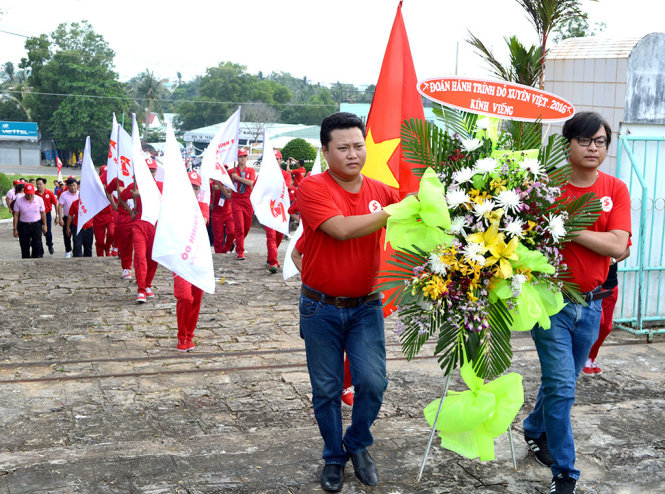 Đoàn Hành trình đỏ viếng nghĩa trang liệt sĩ huyện Phú Quốc - Ảnh: H.TRUNG