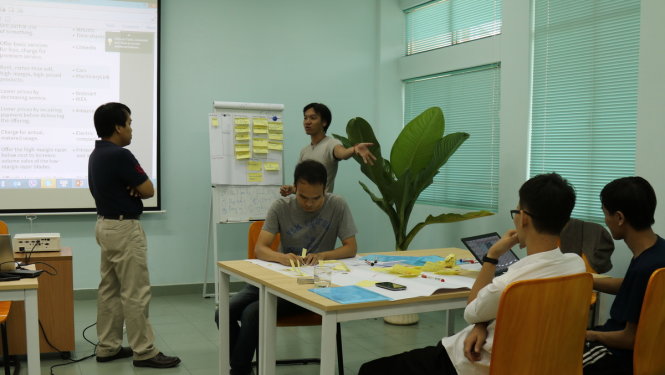Lê Hoàng Nhật - Co-Founded của startup City Hunt đang trình bày phần bài tập của nhóm trong khóa học iStartX 2015 - Ảnh: ITP