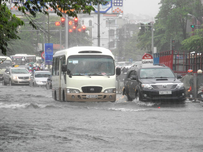 Nhiều tuyến đường tại phường Hồng Gai (TP Hạ Long, tỉnh Quảng Ninh) ngập trong biển nước - Ảnh: ĐỨC HIẾU