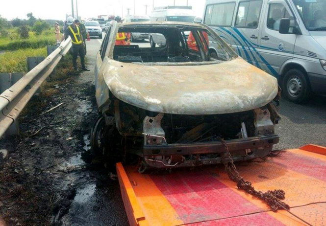 Đám cháy đã được dập tắt sau đó nhưng  chiếc xe đã bị cháy rụi -  Ảnh VEC E cung cấp