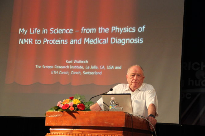 Giáo sư Kurt Wuthrich đang trình bày về cuộc đời khoa học của mình. - Ảnh: DZOÃN CÔNG