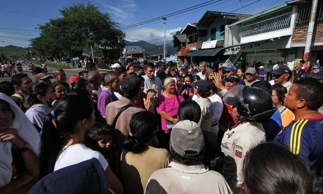 Người dân biểu tình vì thiếu lương thực tại San Cristobal, bang Tachira, Venezuela nằm ở khu vực biên giới với Colombia - Ảnh: AFP