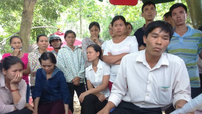 Một số giáo viên huyện Vĩnh Lộc (Thanh Hóa) vừa bị UBND huyện thông báo chấm dứt hợp đồng đến trao đổi với PV Tuổi Trẻ ngày 4-7 - Ảnh: Hà Đồng