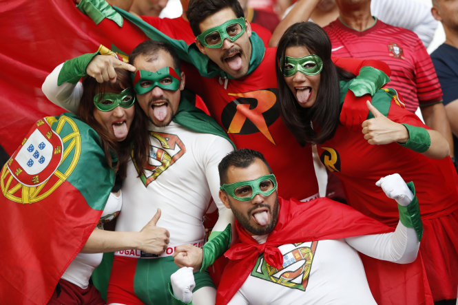 CĐV Bồ Đào Nha muốn đội nhà vào chung kết một cách thuyết phục hơn  - Ảnh: Reuters