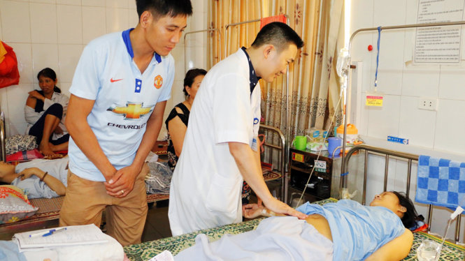 Bác sĩ Nguyễn Viết Thọ (một trong 3 bác sĩ hiến máu cứu bệnh nhân) thăm khám phụ sản Lượng