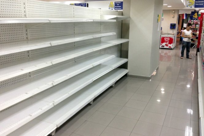 Siêu thị trống trơn hàng hóa ở Caracas, Venezuela - Ảnh: Reuters