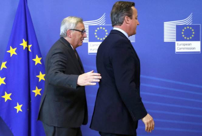 Lãnh đạo EU Jean-Claude Juncker (trái) ngậm ngùi tiễn Thủ tướng Cameron tại Brussels ngày 28-6 - Ảnh: Reuters
