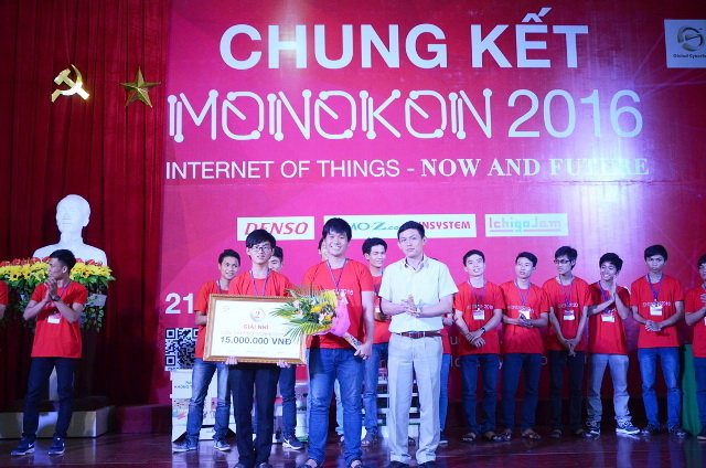 Đỗ Thanh Phong và Đậu Bá Kiên nhận giải nhì tại cuộc thi Monokon 2016 - Ảnh: NVCC