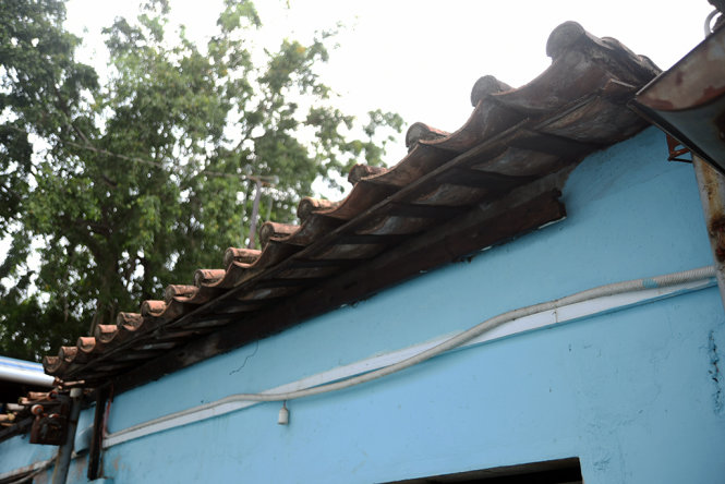 Mái nhà cổ kính cùng với bức tường đã được quét vôi ve gần đây - Ảnh: HỮU THUẬN