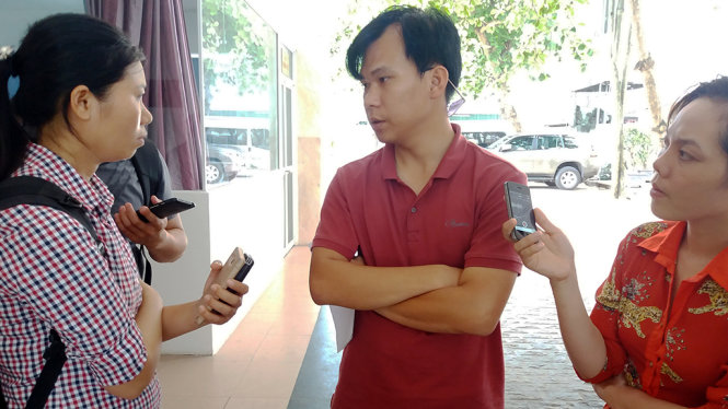 Ông Đặng Việt Quang - trưởng đoàn, hướng dẫn viên du lịch Công ty du lịch Thái Bình Xanh trao đổi với báo chí về sự việc - Ảnh: DOÃN HÒA