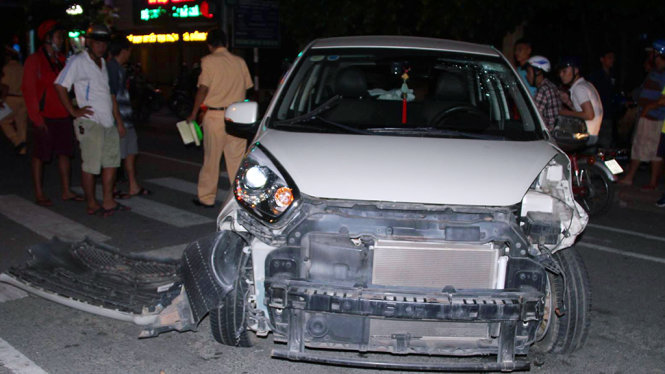 Phần mui xe ô tô gây tai nạn bị hư hỏng nặng sau tai nạn - Ảnh: A Lộc