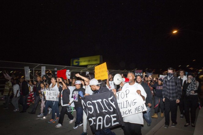 Một cuộc biểu tình phản đối cảnh sát bắn chết người da đen tại Mỹ - Ảnh: Reuters