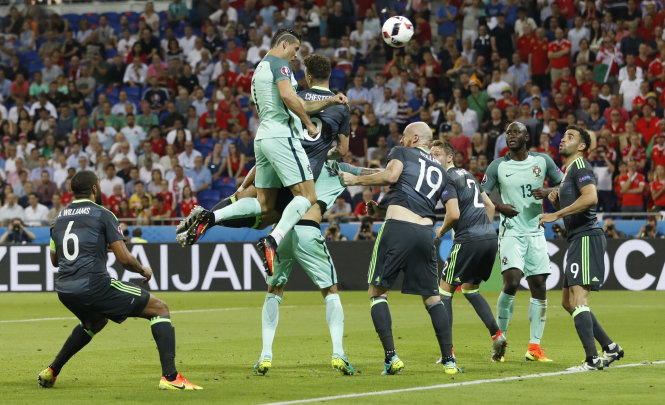 Ronaldo bật cao đánh đầu ghi bàn vào lưới Xứ Wales. Ảnh: Reuters