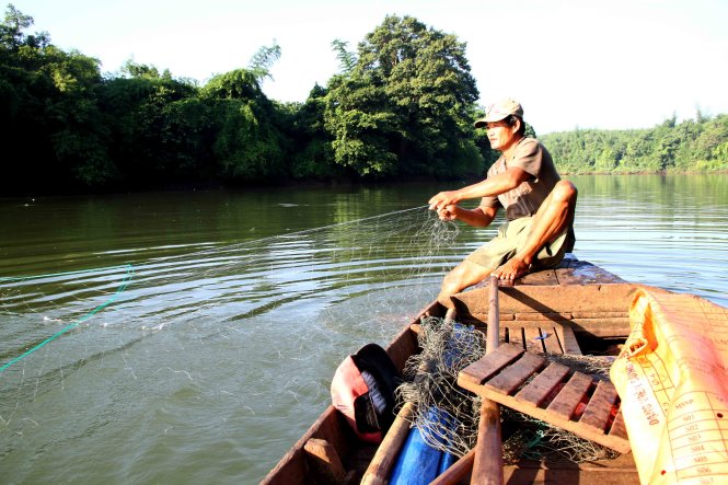 Ông Sáu Tha, ngư dân hơn 30 năm làm nghề đánh bắt cá trên sông Bé - Ảnh: Tấn Đức