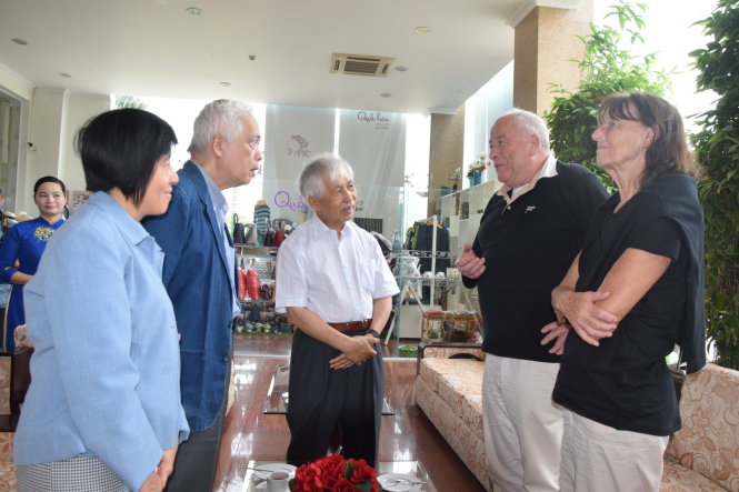 GS Trịnh Xuân Thuận (trái) và GS Kurt Wuthrich trò chuyện với GS Trần Thanh Vân (giữa) khi vừa đến Quy Nhơn sáng 6-7 - Ảnh: TRƯỜNG ĐĂNG