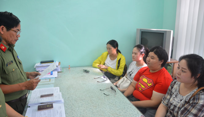 Nhóm người Trung Quốc bị Công an Đà Nẵng phát hiện vi phạm quy định về nhập cảnh và có hoạt động khác tại VN mà không được phép của cơ quan có thẩm quyền của VN - Ảnh: Đ.C.